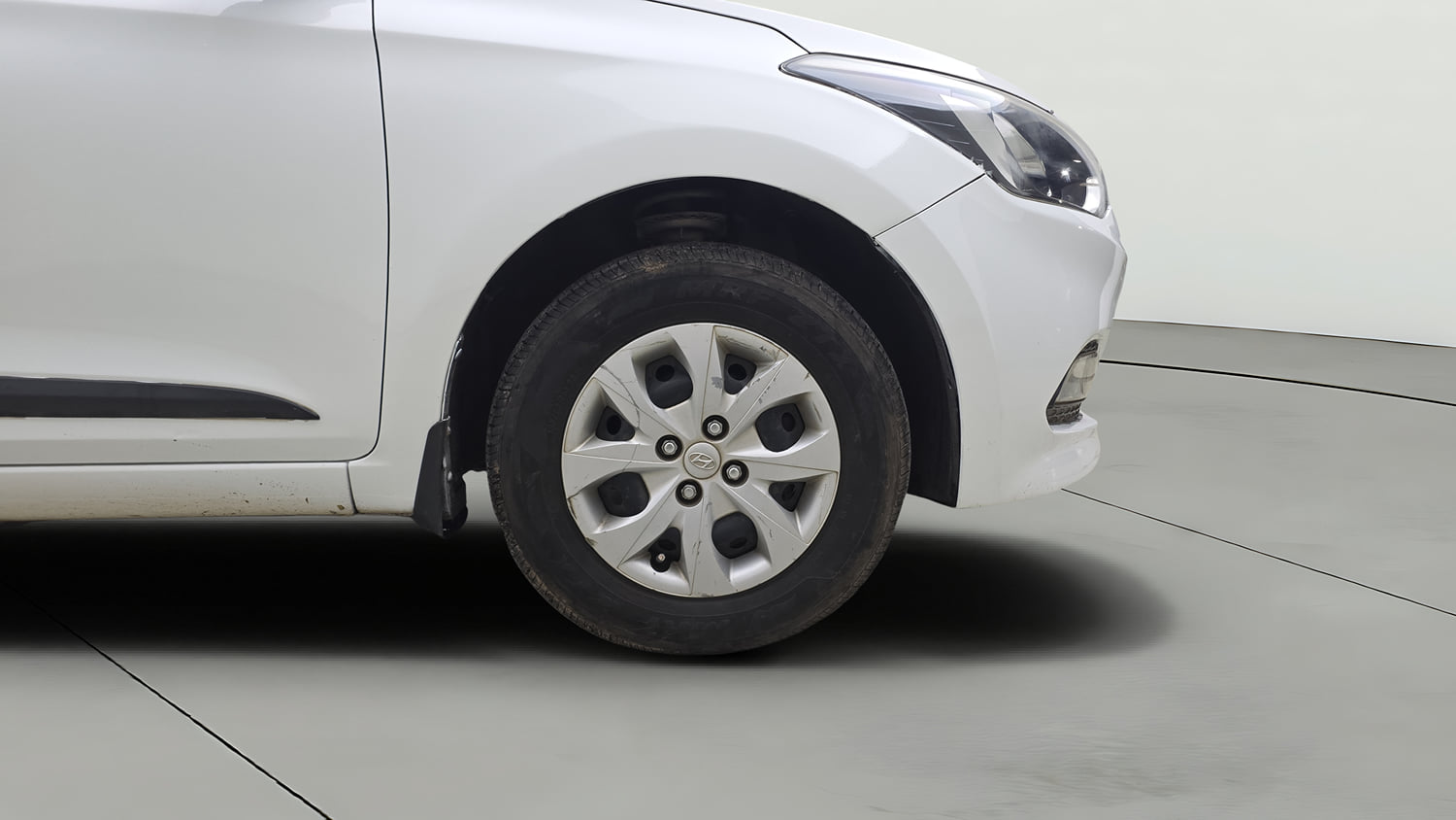 Used 2017 Hyundai Elite i20 Sportz 1.4 CRDI Diesel Manual tyres RIGHT FRONT TYRE RIM VIEW