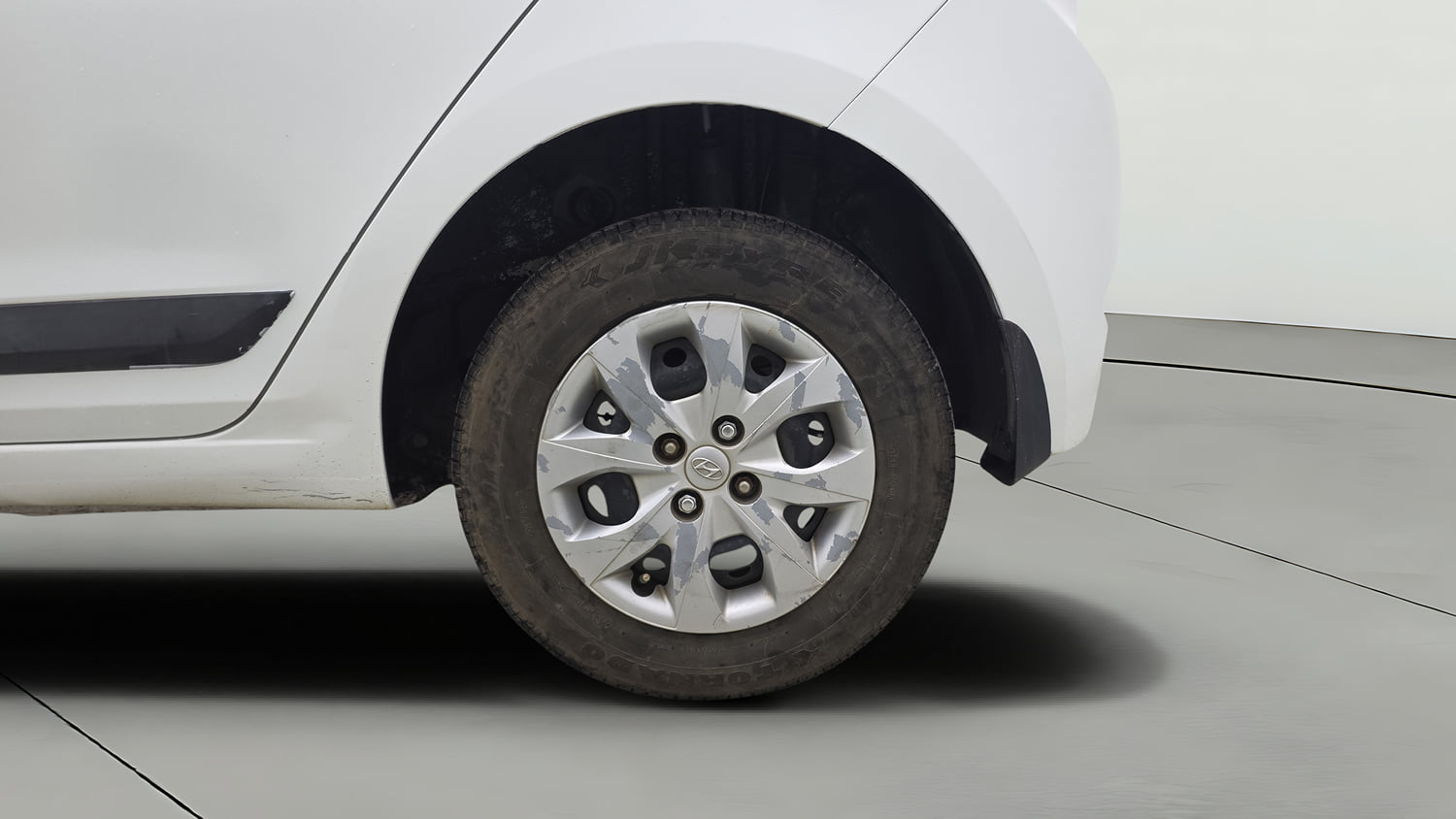 Used 2017 Hyundai Elite i20 Sportz 1.4 CRDI Diesel Manual tyres LEFT REAR TYRE RIM VIEW