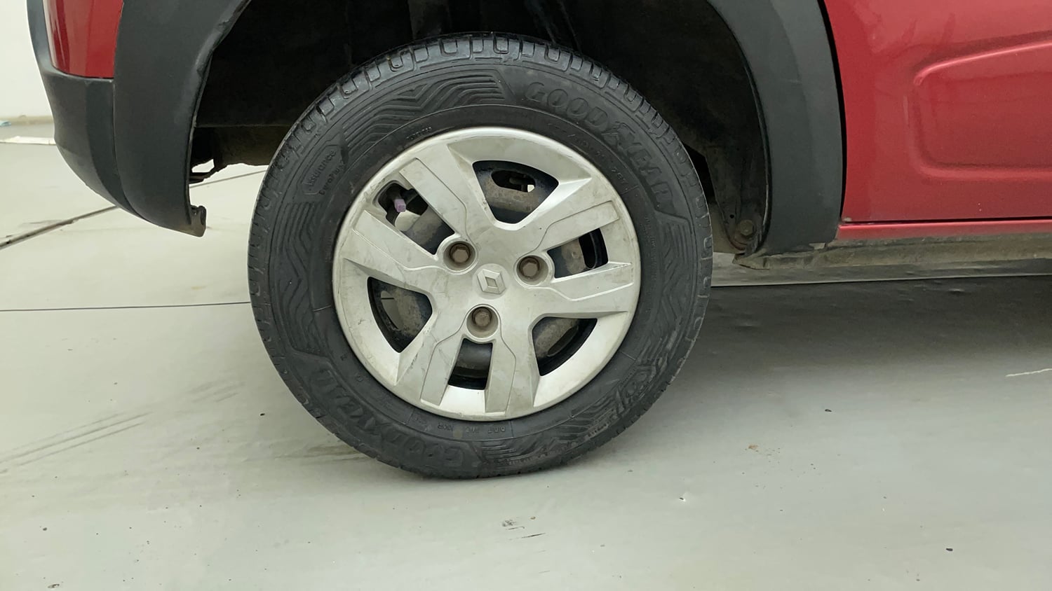 Used 2016 Renault Kwid 1.0 RXT Petrol Manual tyres RIGHT REAR TYRE RIM VIEW