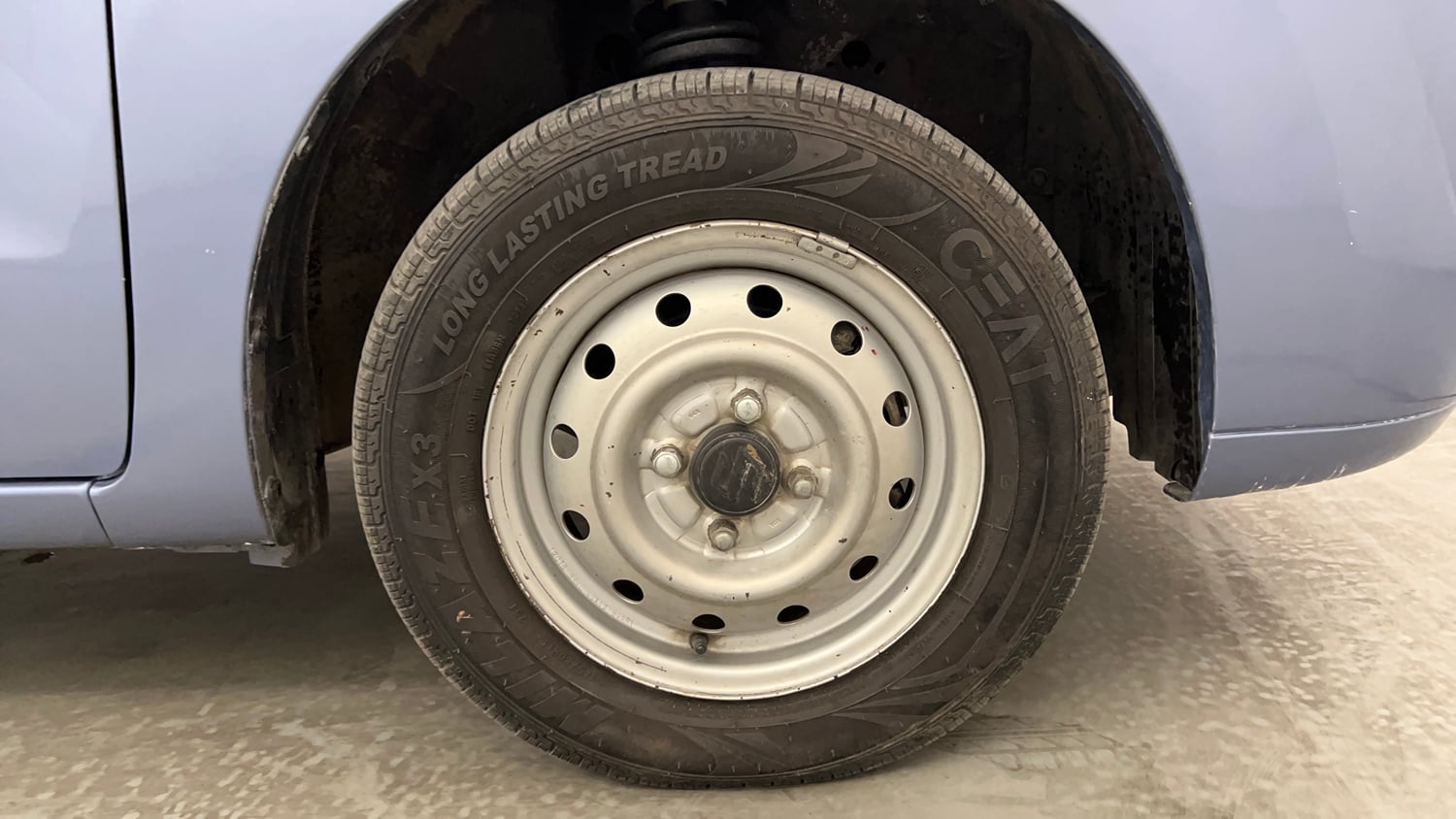 Used 2012 Maruti Suzuki Wagon R LXi Petrol Manual tyres RIGHT FRONT TYRE RIM VIEW