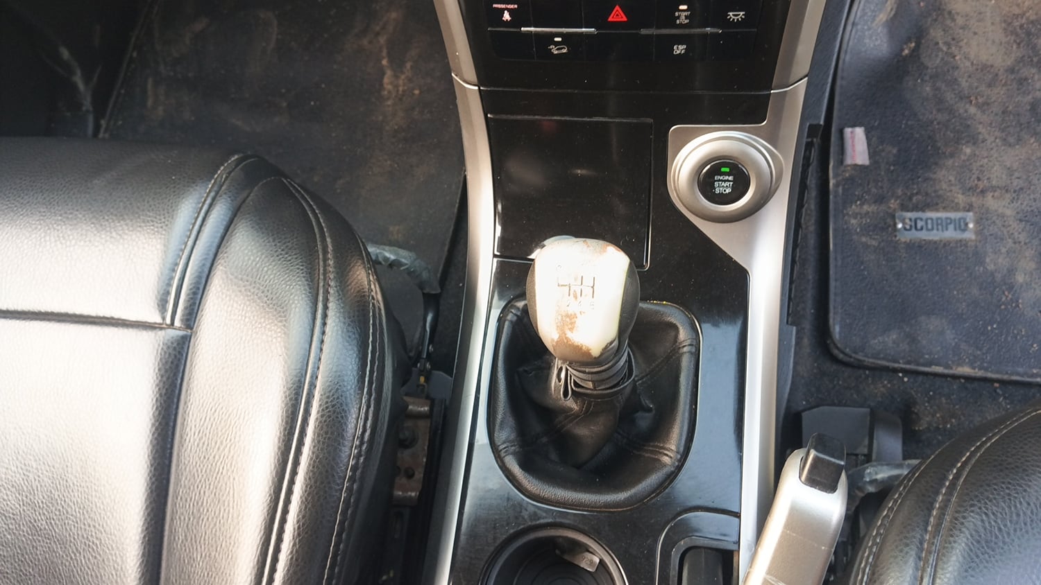 Used 2018 Mahindra XUV500 W9 Diesel Manual interior GEAR  KNOB VIEW