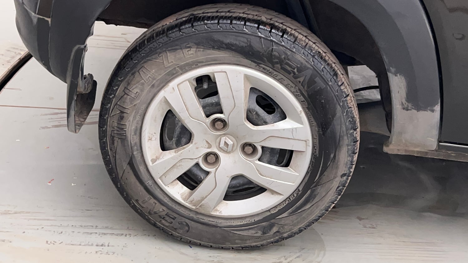 Used 2017 Renault Kwid RXT (O) 1.0 SCE Edition Petrol Manual tyres RIGHT REAR TYRE RIM VIEW