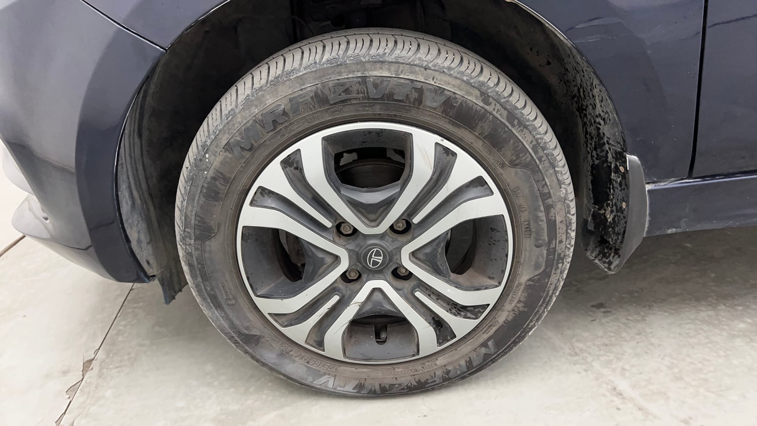 Used 2024 Tata Tigor XZA iCNG Cng Automatic tyres LEFT FRONT TYRE RIM VIEW