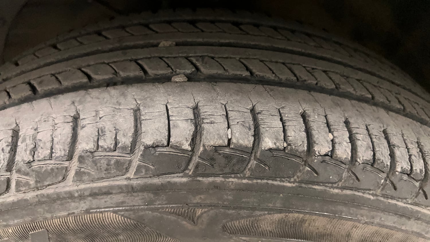 Used 2016 Maruti Suzuki Baleno Delta 1.2 Petrol Manual tyres LEFT FRONT TYRE TREAD VIEW