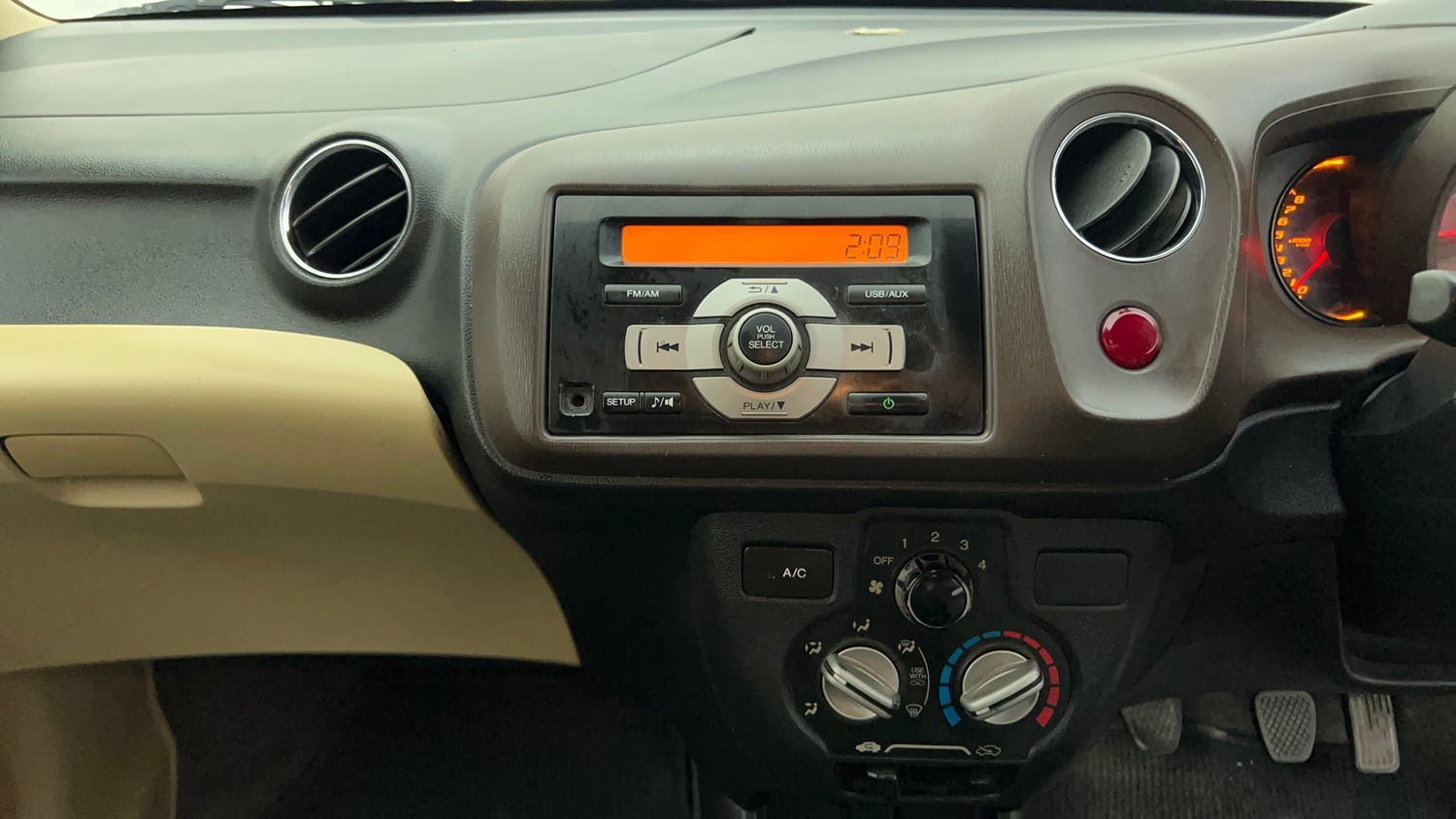 Used 2013 Honda Amaze 1.2 S i-VTEC Petrol Manual interior MUSIC SYSTEM & AC CONTROL VIEW