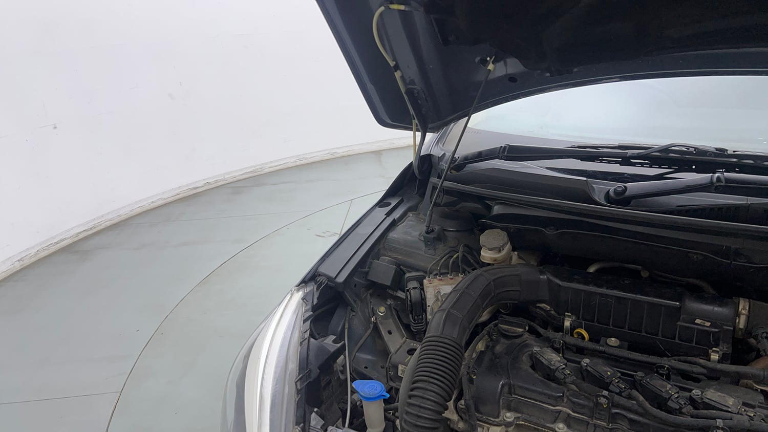Used 2023 Maruti Suzuki Ciaz Alpha 1.5 Petrol Manual engine ENGINE RIGHT SIDE HINGE & APRON VIEW