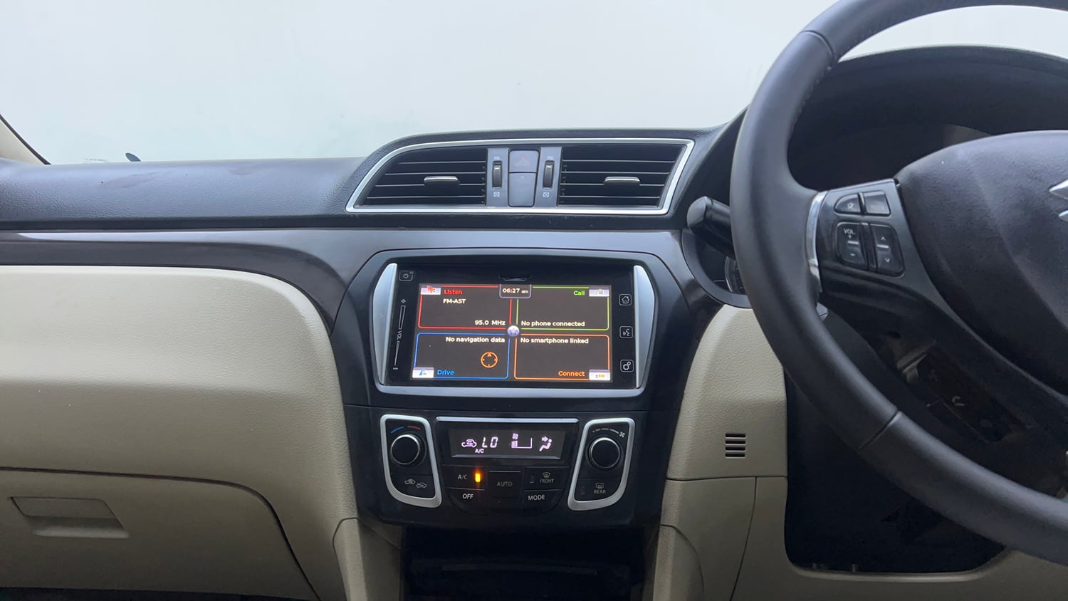 Used 2017 Maruti Suzuki Ciaz Alpha 1.4 MT Petrol Manual interior MUSIC SYSTEM & AC CONTROL VIEW