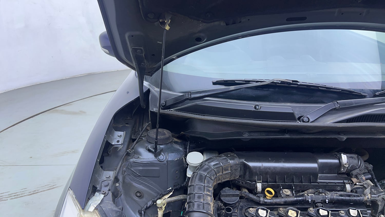Used 2019 Maruti Suzuki Swift VXi AMT Petrol Automatic engine ENGINE RIGHT SIDE HINGE & APRON VIEW