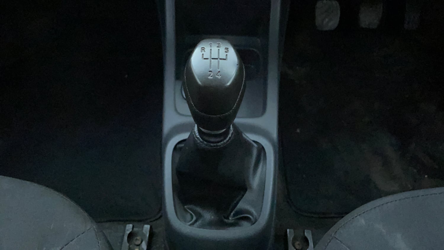 Used 2017 Renault Kwid 1.0 RXT Petrol Manual interior GEAR  KNOB VIEW
