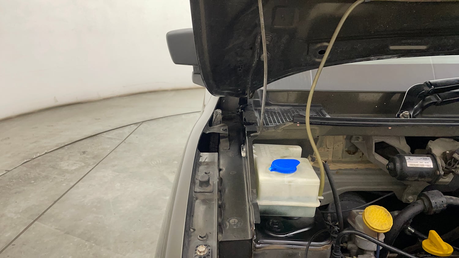 Used 2016 Renault Kwid RXT Petrol Manual engine ENGINE RIGHT SIDE HINGE & APRON VIEW