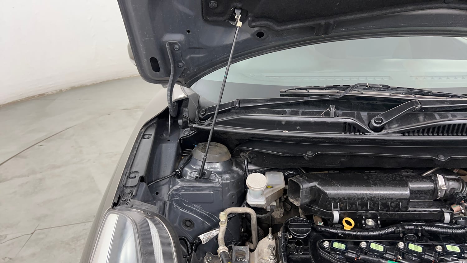 Used 2020 Maruti Suzuki Baleno Zeta Petrol Manual engine ENGINE RIGHT SIDE HINGE & APRON VIEW