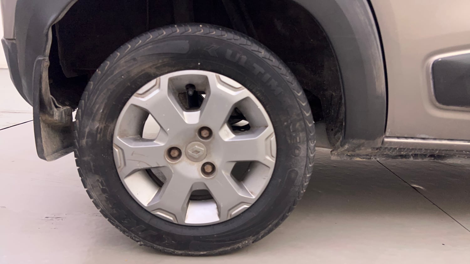 Used 2018 Renault Kwid CLIMBER 1.0 AMT Petrol Automatic tyres RIGHT REAR TYRE RIM VIEW