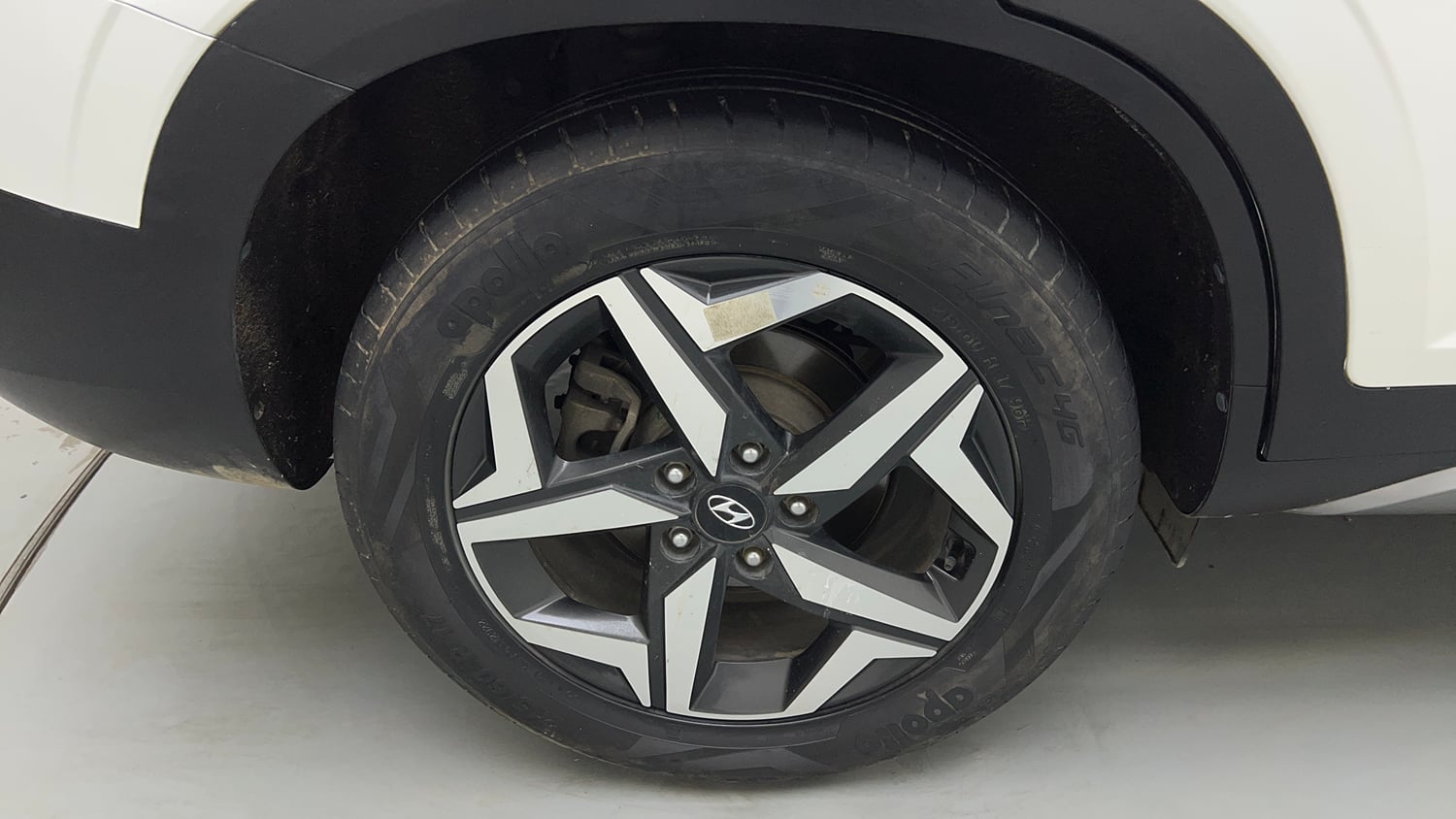 Used 2022 Hyundai Alcazar Prestige Exe (O) 7 STR 1.5 Diesel AT Diesel Automatic tyres RIGHT REAR TYRE RIM VIEW