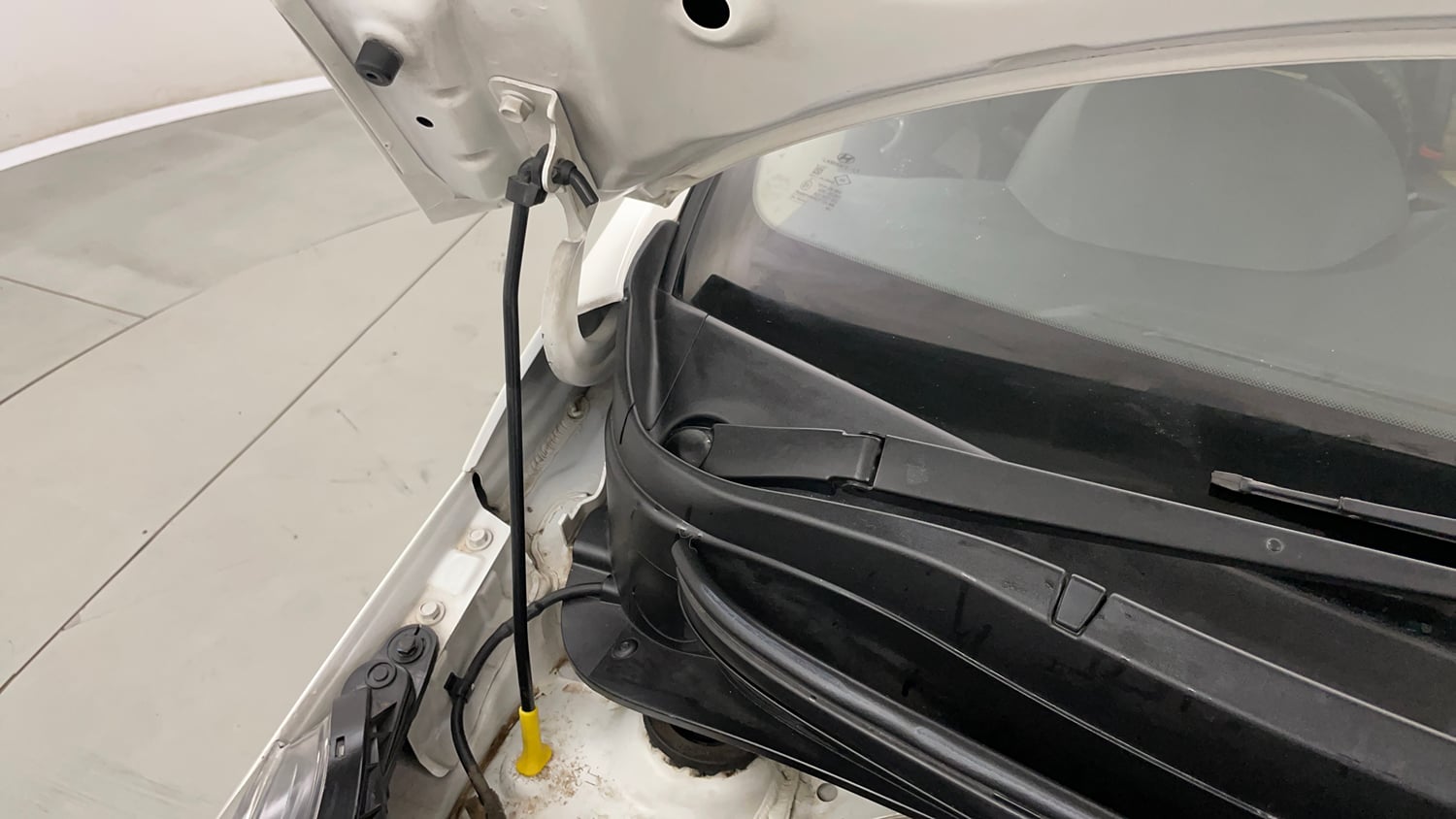 Used 2019 Hyundai Xcent SX Petrol Manual engine ENGINE RIGHT SIDE HINGE & APRON VIEW