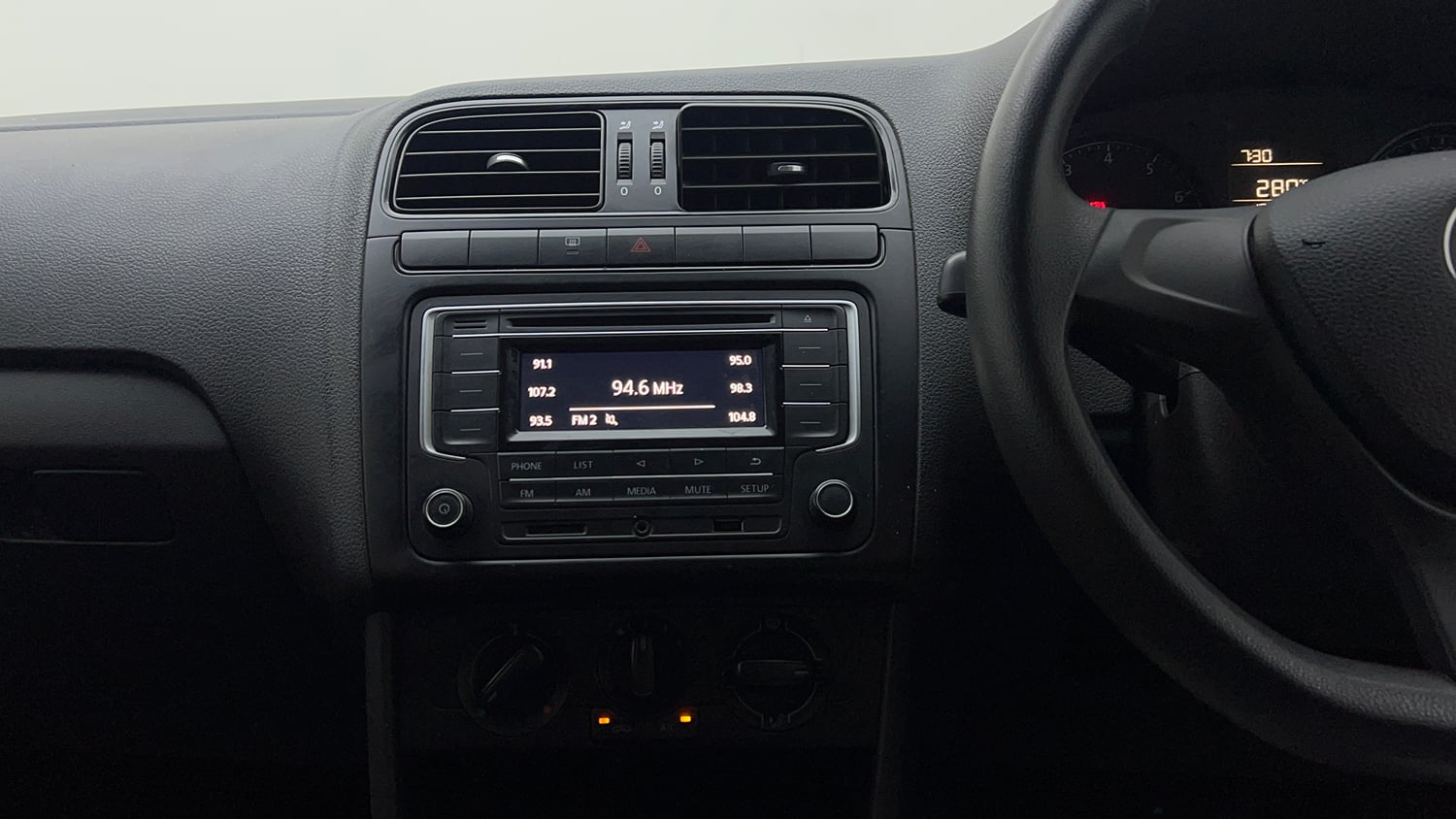 Used 2017 Volkswagen Polo Comfortline 1.2L (P) Petrol Manual interior MUSIC SYSTEM & AC CONTROL VIEW