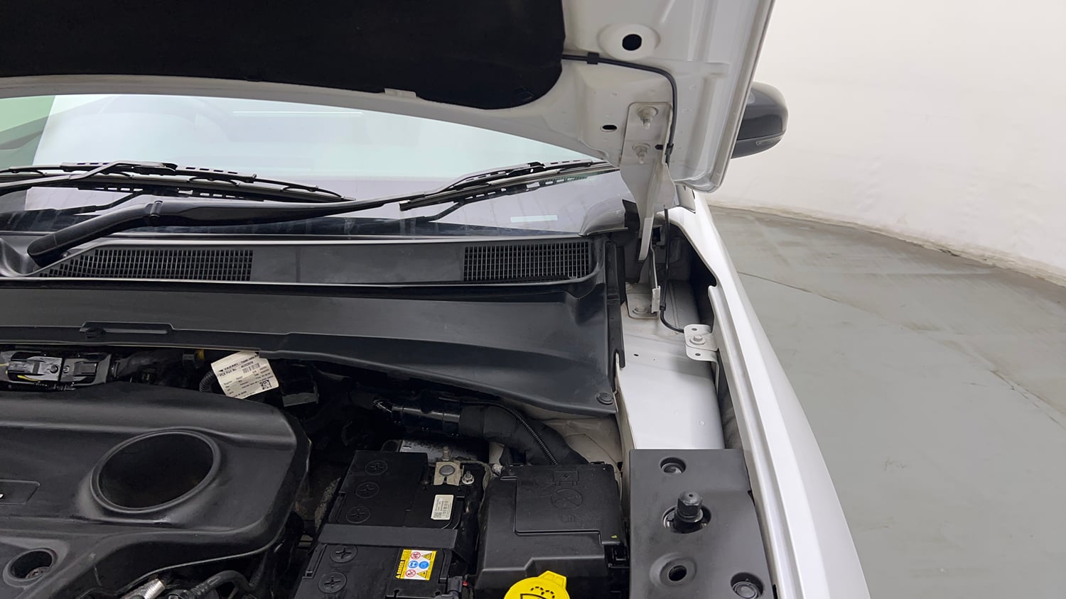 Used 2024 Jeep Compass Limited (O) 2.0 Diesel Diesel Manual engine ENGINE LEFT SIDE HINGE & APRON VIEW