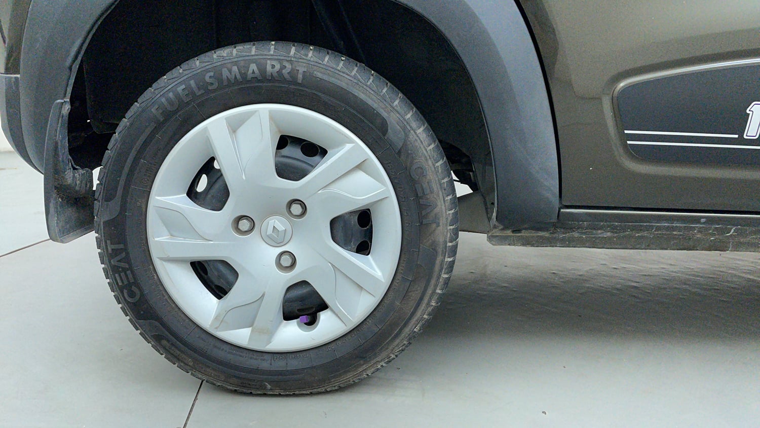 Used 2024 Renault Kwid RXT 1.0L Petrol Manual tyres RIGHT REAR TYRE RIM VIEW