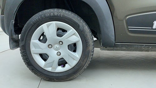 Used 2024 Renault Kwid RXT 1.0L Petrol Manual tyres RIGHT REAR TYRE RIM VIEW