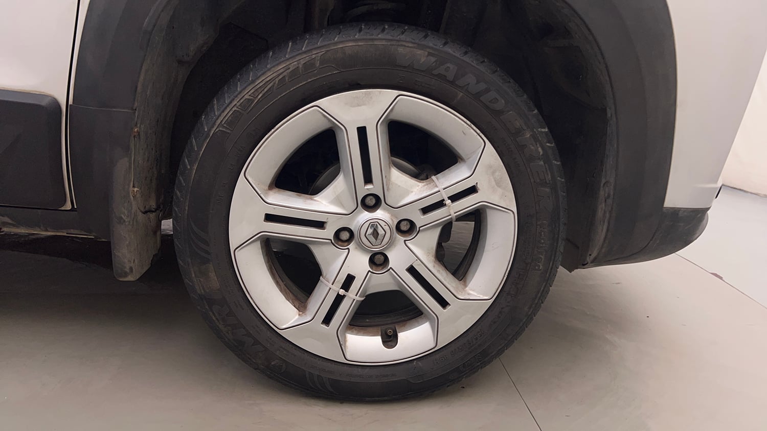 Used 2021 Renault Kiger RXT MT Dual Tone Petrol Manual tyres RIGHT FRONT TYRE RIM VIEW