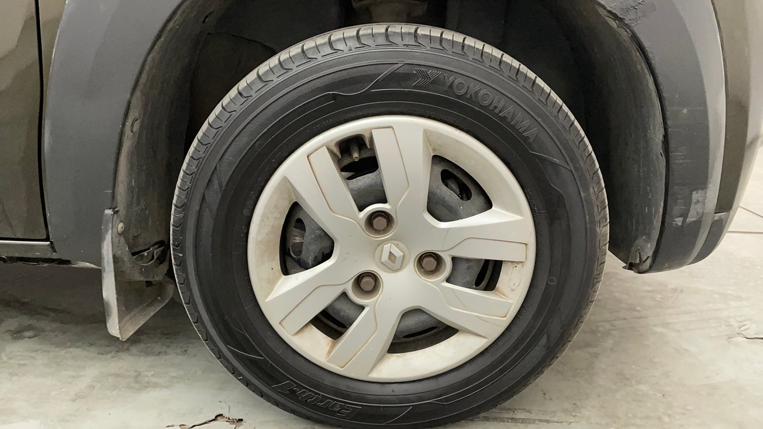 Used 2016 Renault Kwid RXT Petrol Manual tyres RIGHT FRONT TYRE RIM VIEW