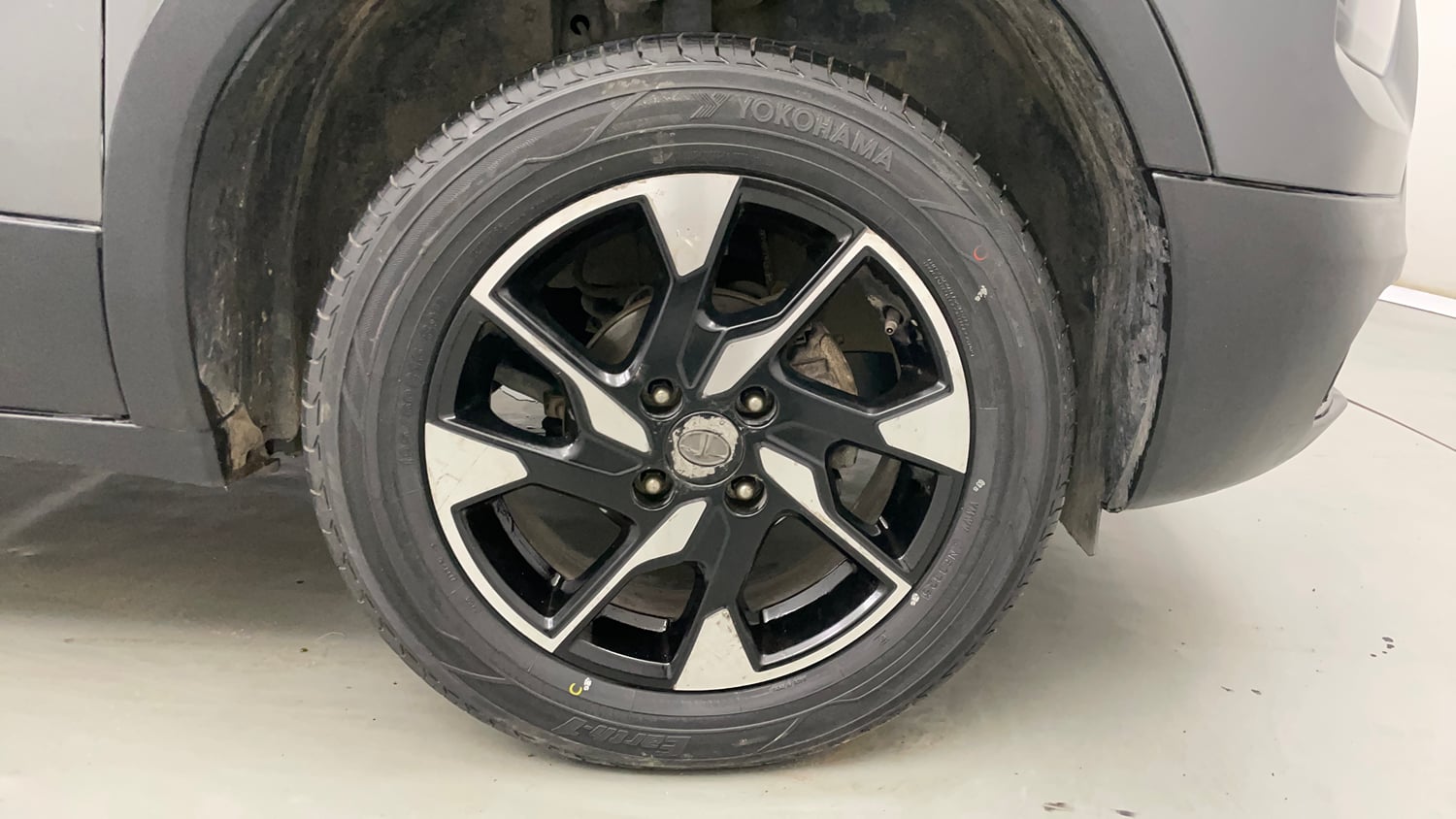 Used 2022 Tata Punch Creative Dual Tone AMT Petrol Automatic tyres RIGHT FRONT TYRE RIM VIEW