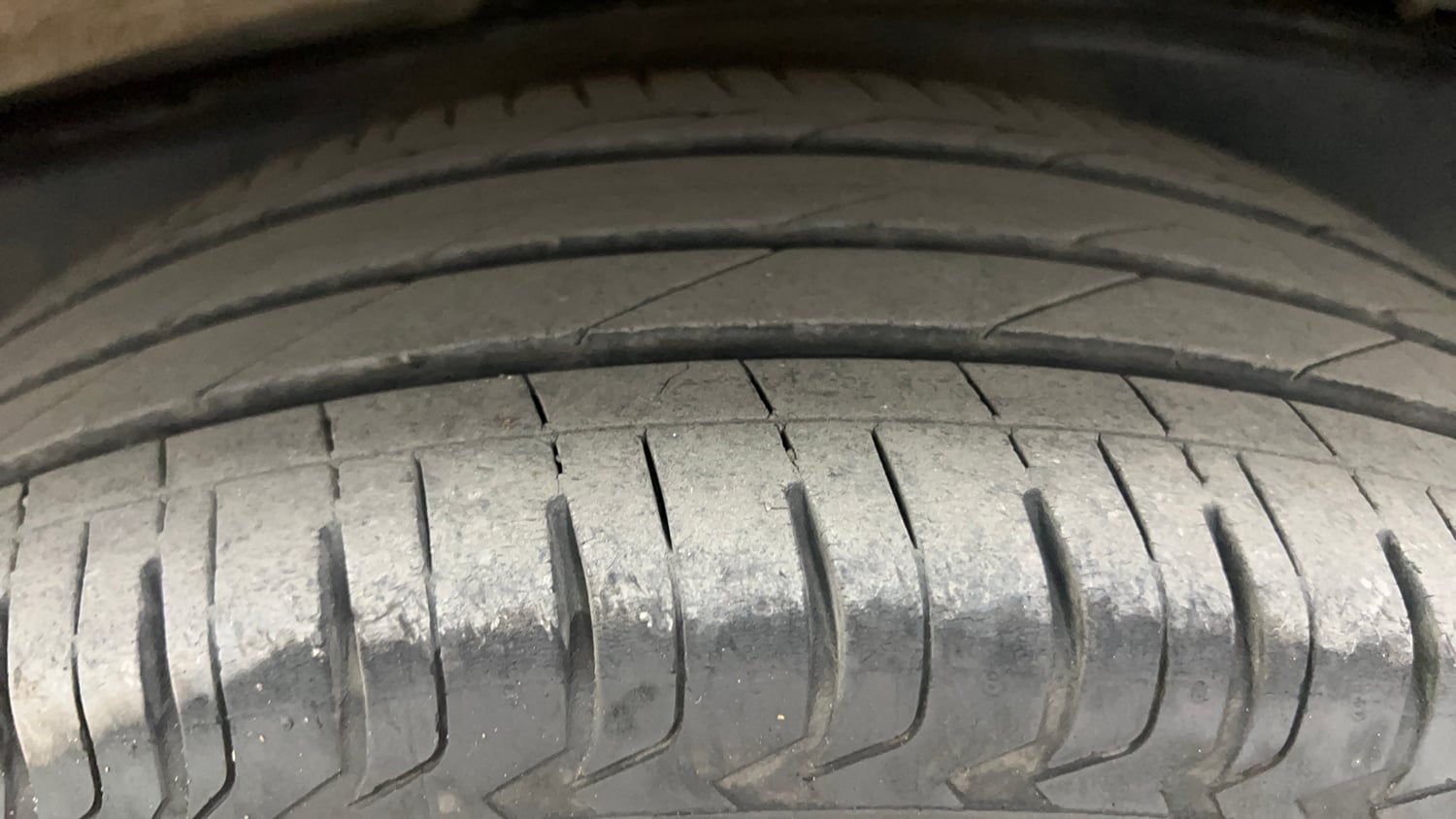 Used 2023 Toyota Innova Crysta ZX 2.7 AT 7 STR Petrol Automatic tyres LEFT REAR TYRE TREAD VIEW