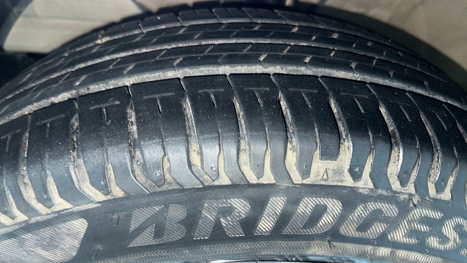 Used 2024 Maruti Suzuki Swift ZXi AMT Petrol Automatic tyres LEFT FRONT TYRE TREAD VIEW