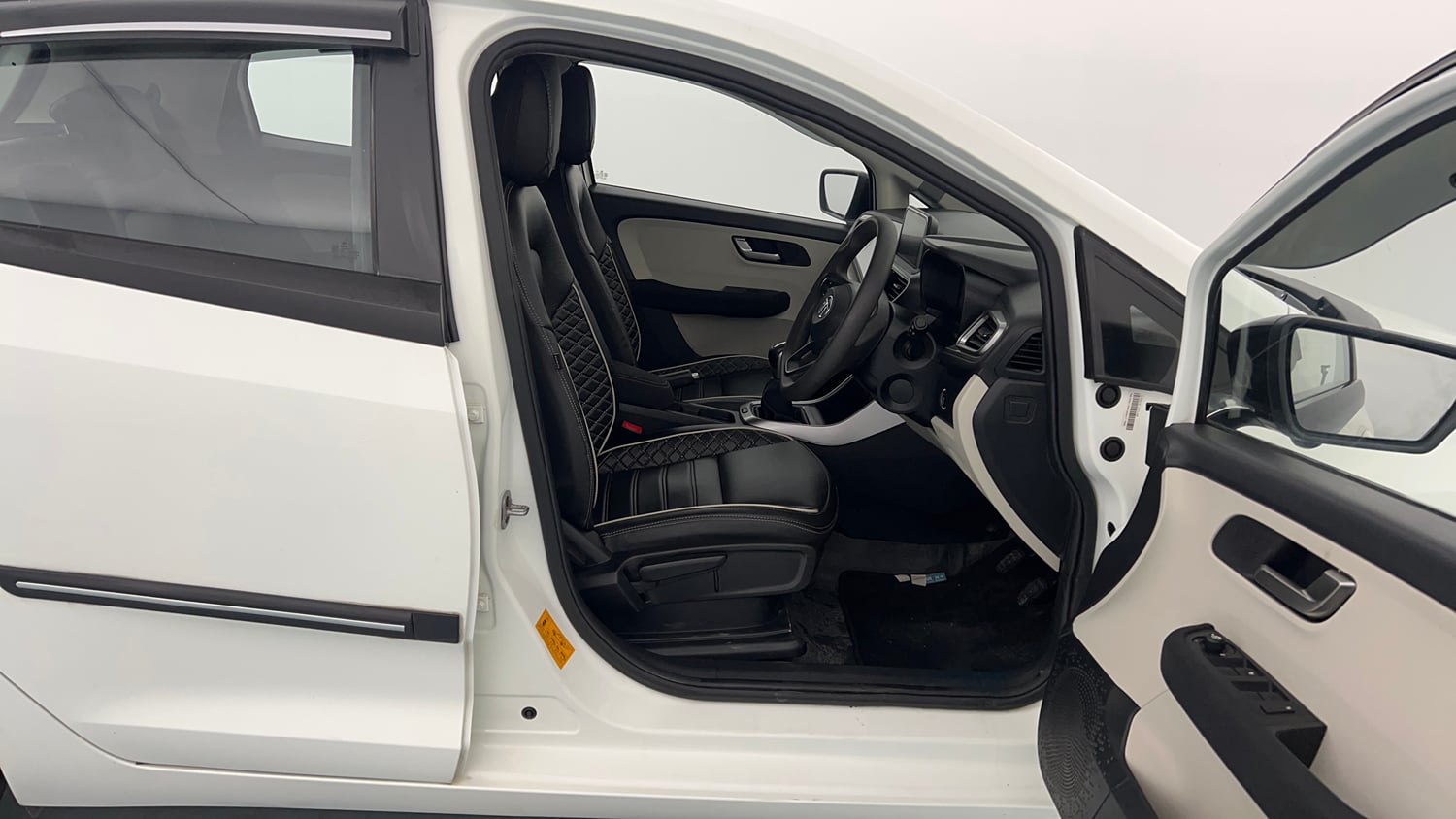 Used 2021 Tata Altroz XZ Petrol Petrol Manual interior RIGHT SIDE FRONT DOOR CABIN VIEW