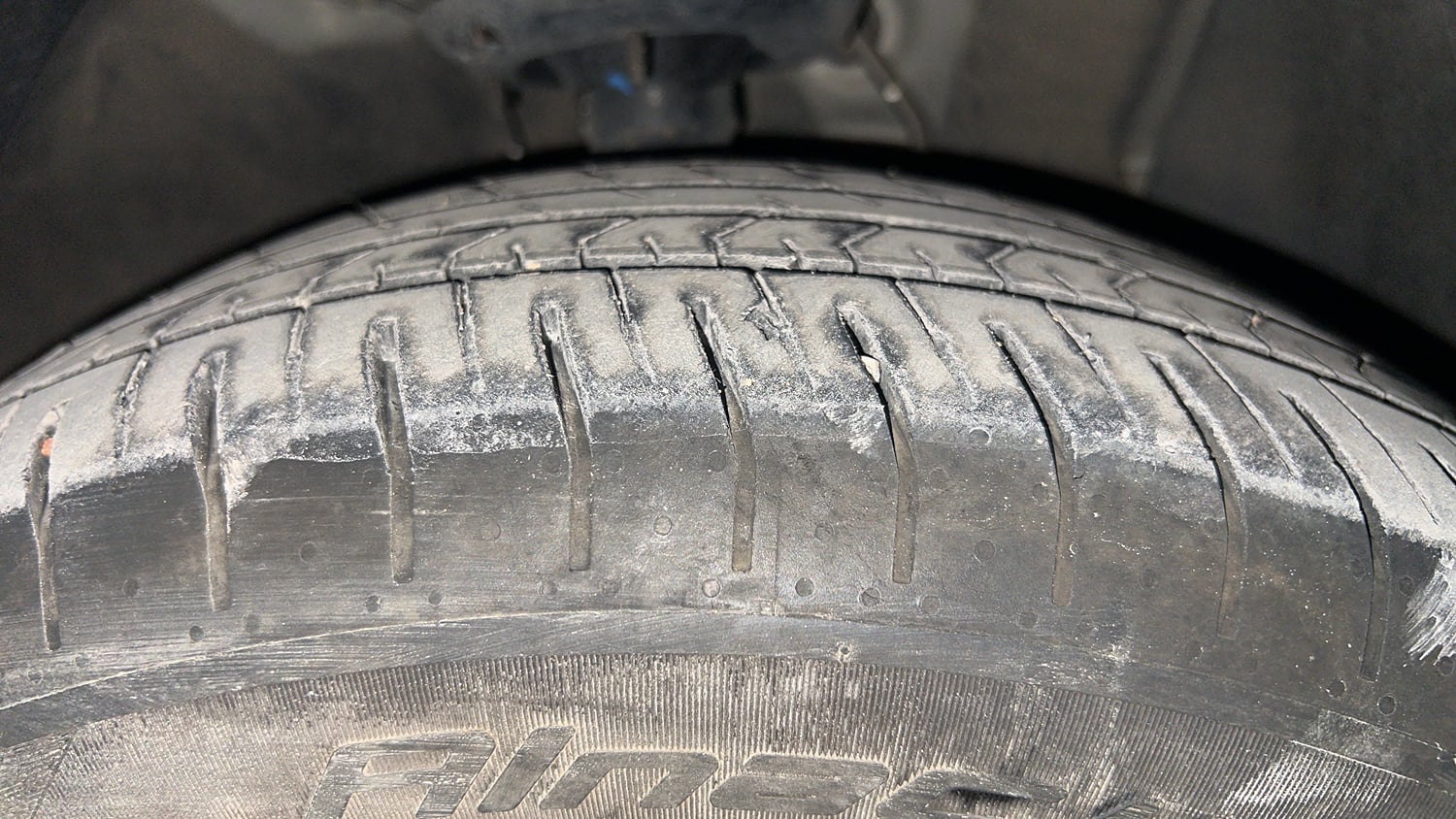 Used 2024 Hyundai Verna SX (O) 1.5 Petrol IVT Petrol Automatic tyres RIGHT FRONT TYRE TREAD VIEW