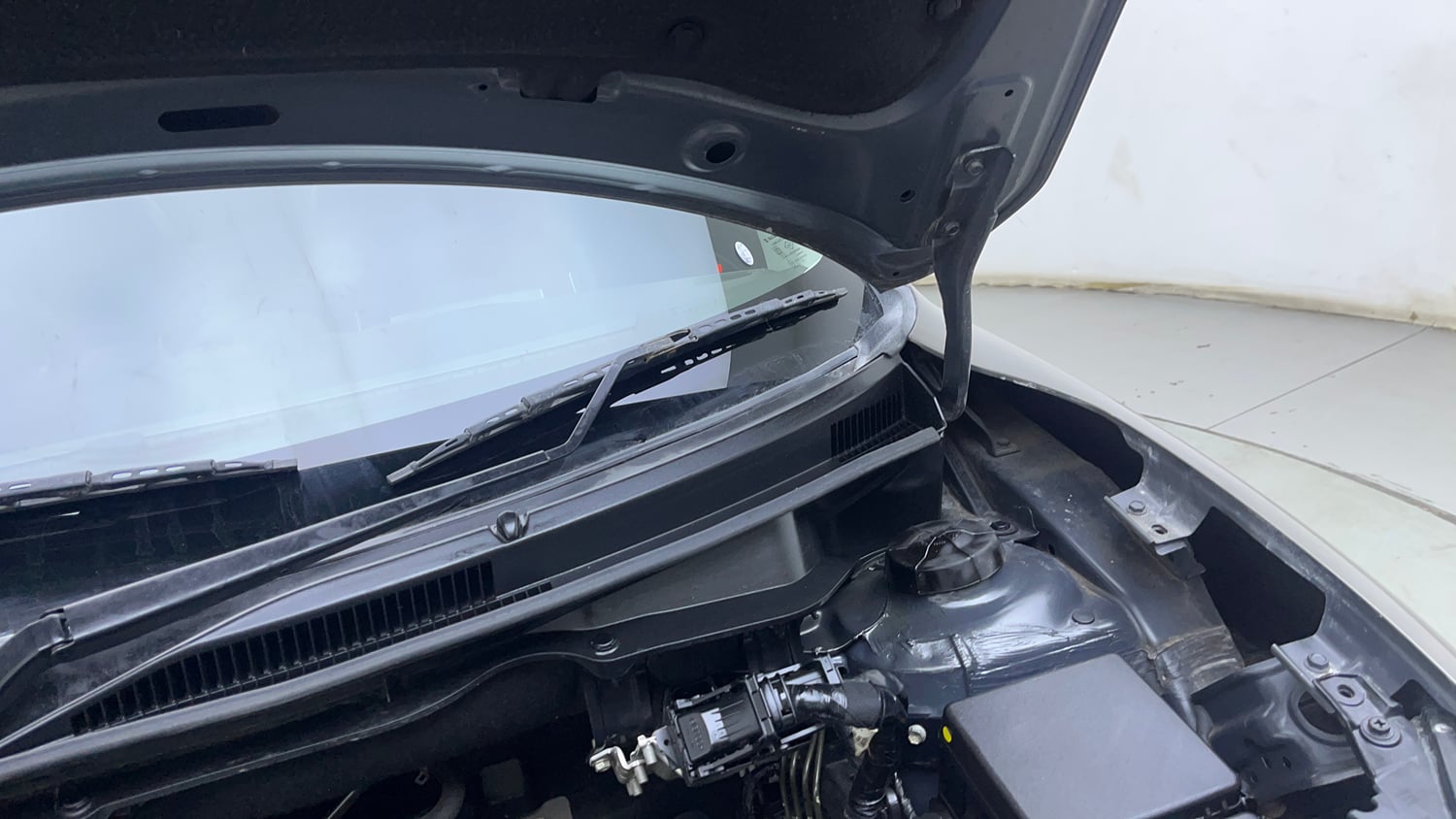 Used 2021 Maruti Suzuki Swift VXi Petrol Manual engine ENGINE LEFT SIDE HINGE & APRON VIEW