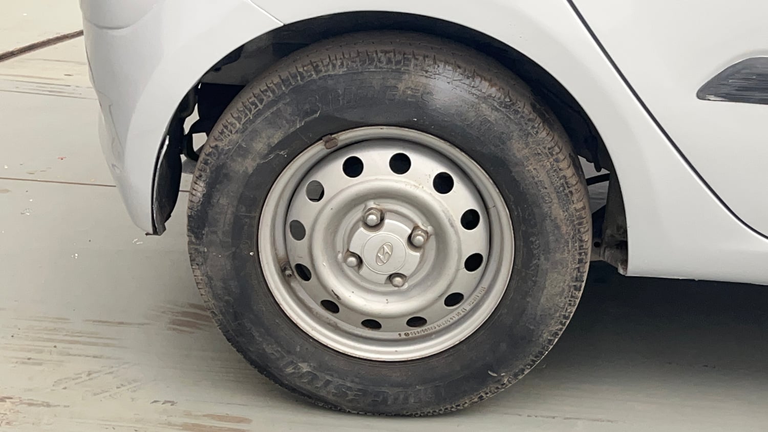 Used 2013 Hyundai i10 Era 1.1 iRDE2 Petrol Manual tyres RIGHT REAR TYRE RIM VIEW