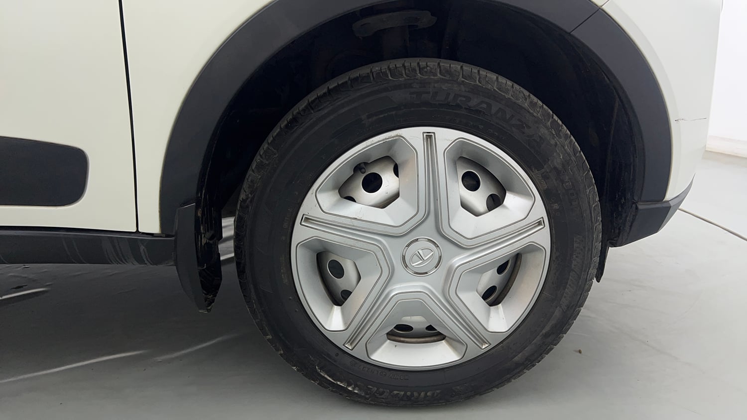 Used 2023 Tata Nexon XE Petrol Manual tyres RIGHT FRONT TYRE RIM VIEW