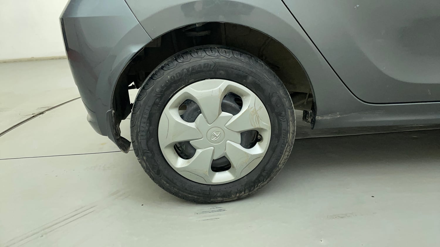 Used 2022 Tata Tiago XT (O) Petrol Manual tyres RIGHT REAR TYRE RIM VIEW