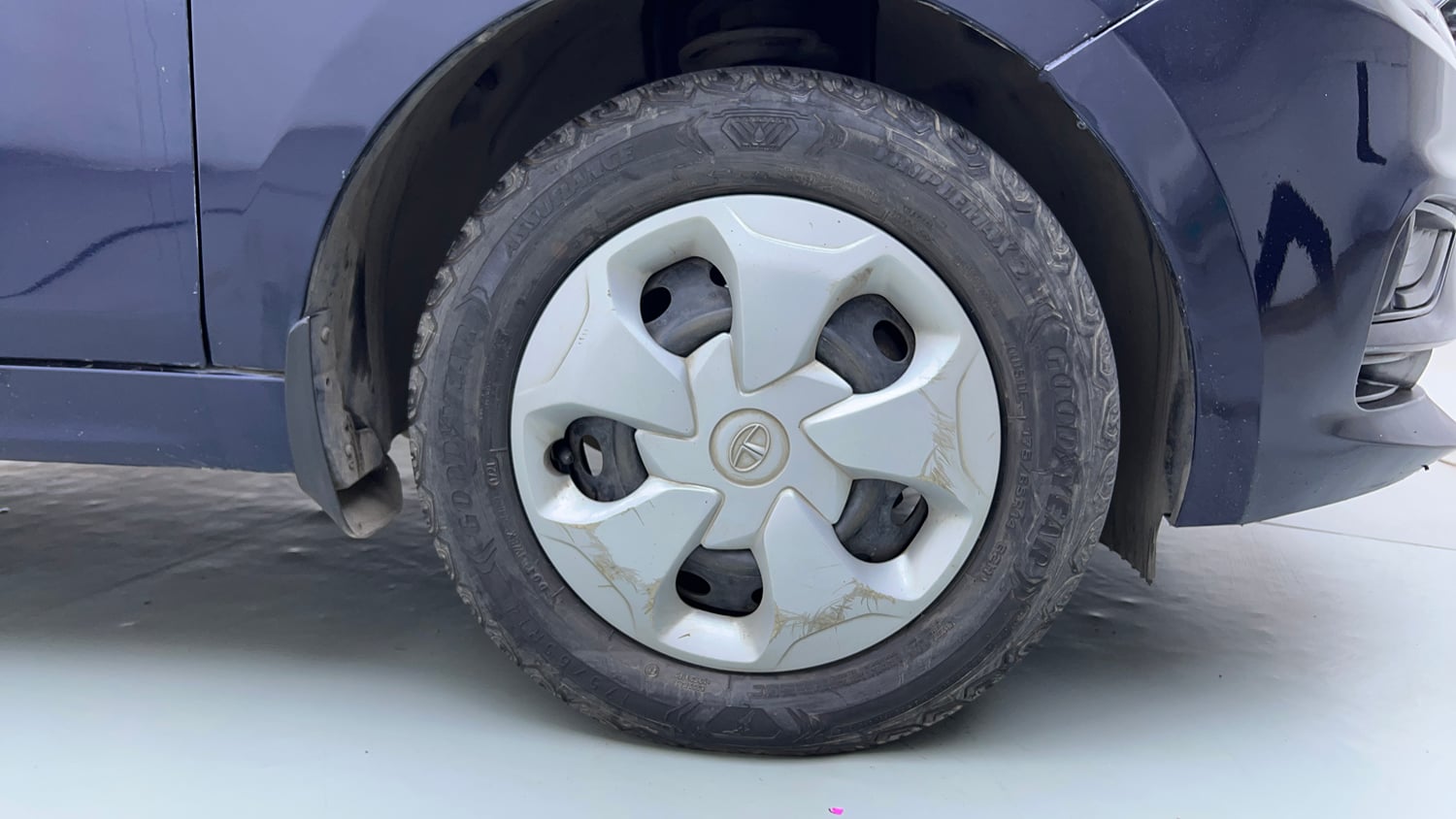 Used 2021 Tata Tigor XMA Petrol Automatic tyres RIGHT FRONT TYRE RIM VIEW