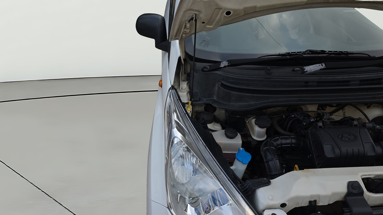 Used 2014 Hyundai Eon Era + Petrol Manual engine ENGINE RIGHT SIDE HINGE & APRON VIEW