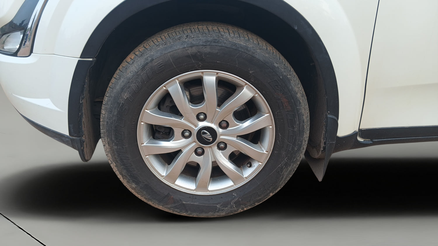 Used 2018 Mahindra XUV500 W9 Diesel Manual tyres LEFT FRONT TYRE RIM VIEW
