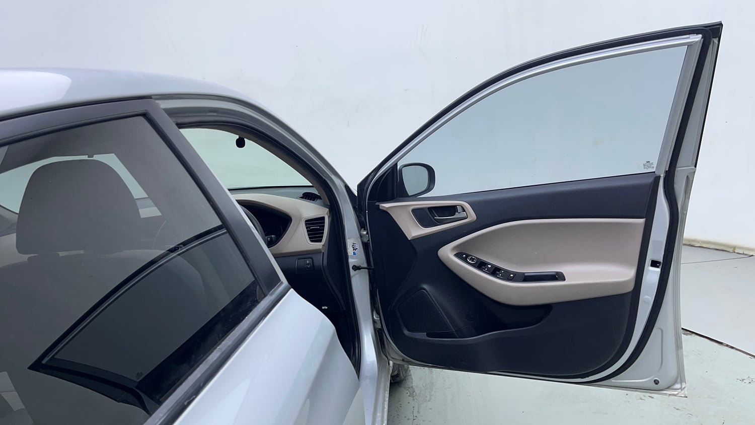 Used 2017 Hyundai Elite i20 Sportz 1.2 Petrol Manual interior RIGHT FRONT DOOR OPEN VIEW