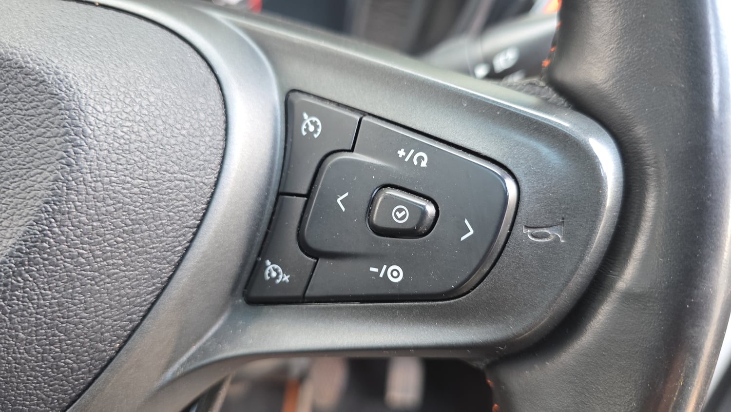 Used 2025 Tata Altroz Racer R2 Petrol Manual top_features Cruise control