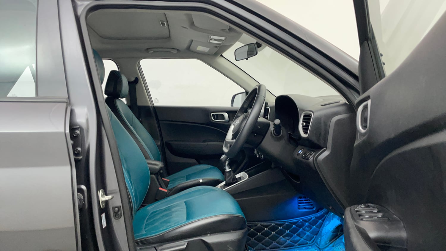 Used 2022 Hyundai Venue SX (O) 1.5 CRDi Executive Diesel Manual interior RIGHT SIDE FRONT DOOR CABIN VIEW