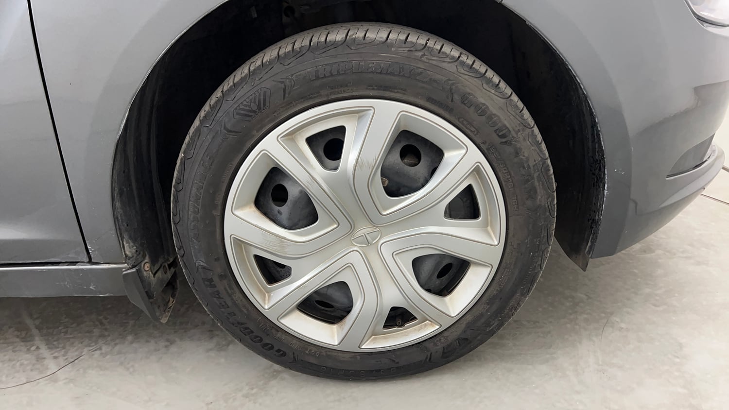 Used 2022 Tata Altroz XTA Petrol Petrol Automatic tyres RIGHT FRONT TYRE RIM VIEW