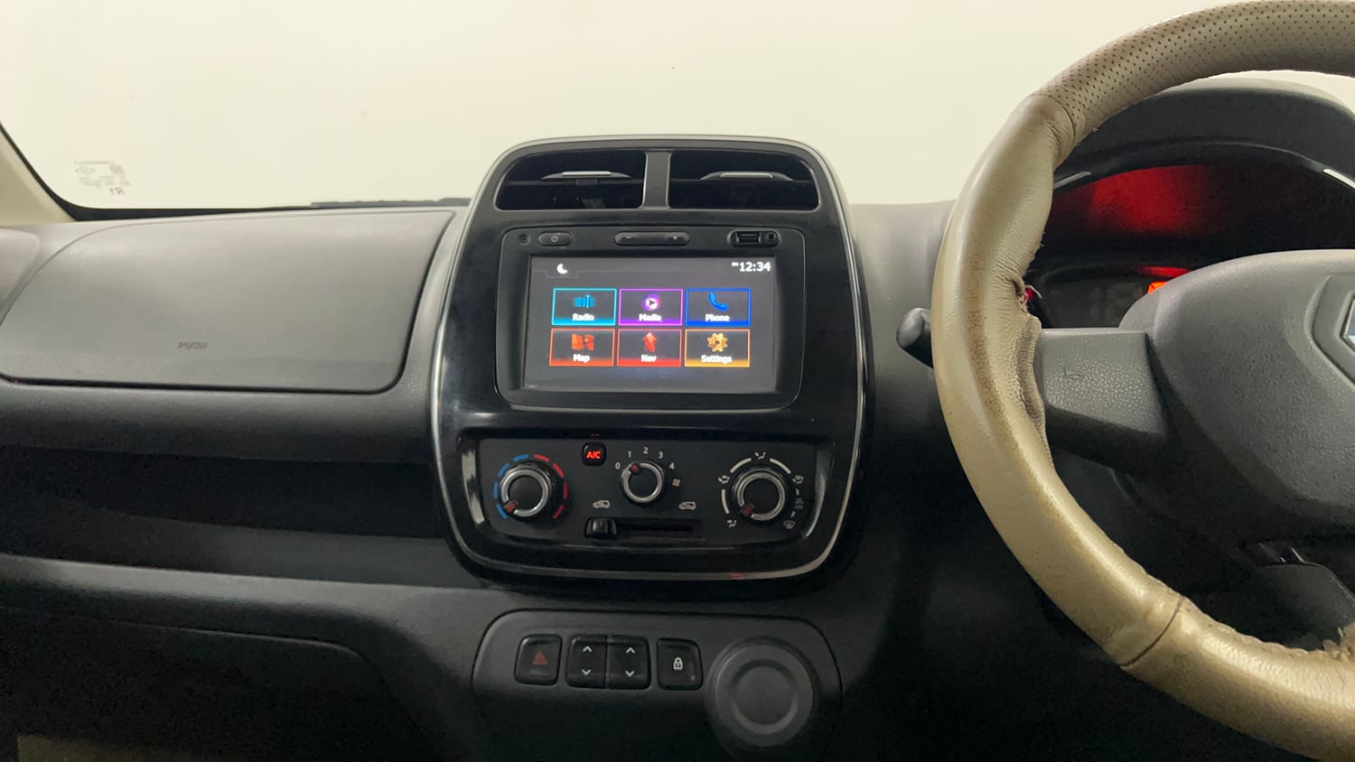 Used 2016 Renault Kwid RXT Petrol Manual interior MUSIC SYSTEM & AC CONTROL VIEW