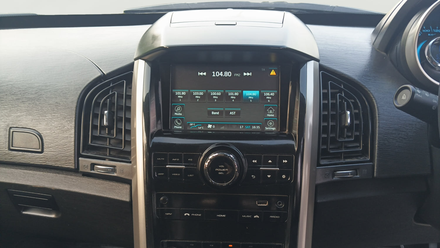 Used 2018 Mahindra XUV500 W9 Diesel Manual interior MUSIC SYSTEM & AC CONTROL VIEW