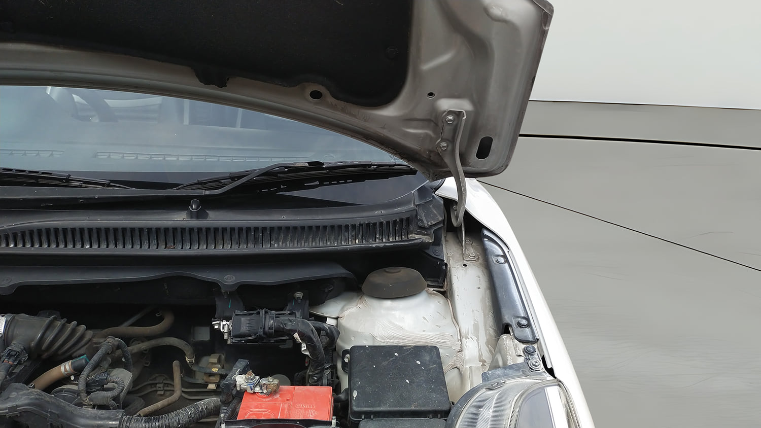 Used 2021 Maruti Suzuki Baleno Zeta Petrol Manual engine ENGINE LEFT SIDE HINGE & APRON VIEW