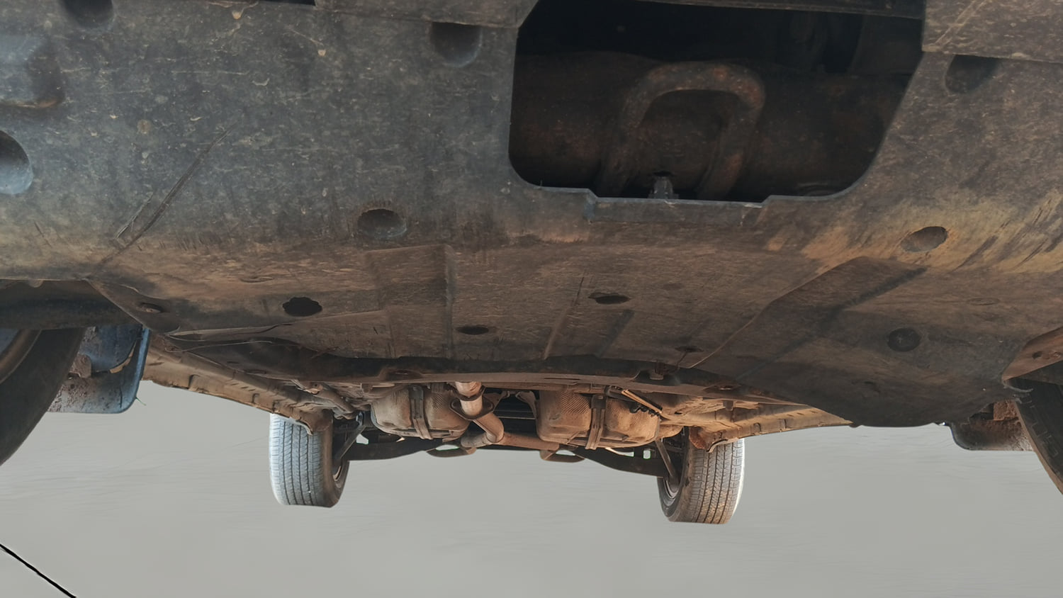 Used 2018 Mahindra XUV500 W9 Diesel Manual extra FRONT LEFT UNDERBODY VIEW