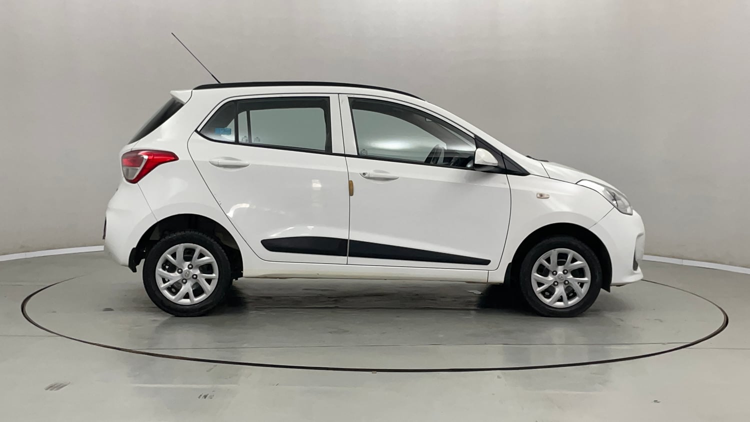 Used 2019 Hyundai Grand i10 Magna 1.2 Kappa VTVT Petrol Manual exterior RIGHT SIDE VIEW