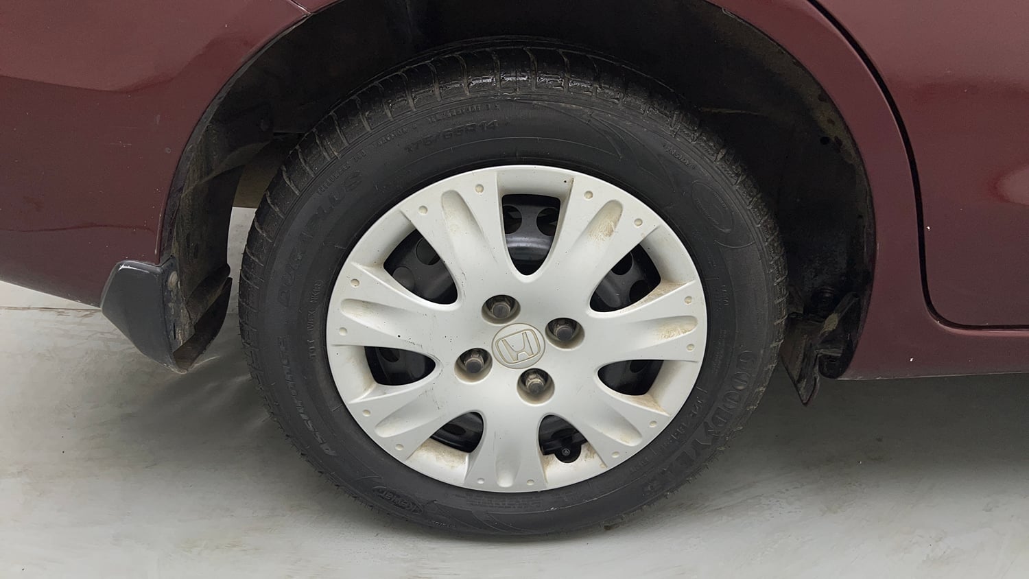 Used 2015 Honda Amaze 1.2 S i-VTEC Petrol Manual tyres RIGHT REAR TYRE RIM VIEW