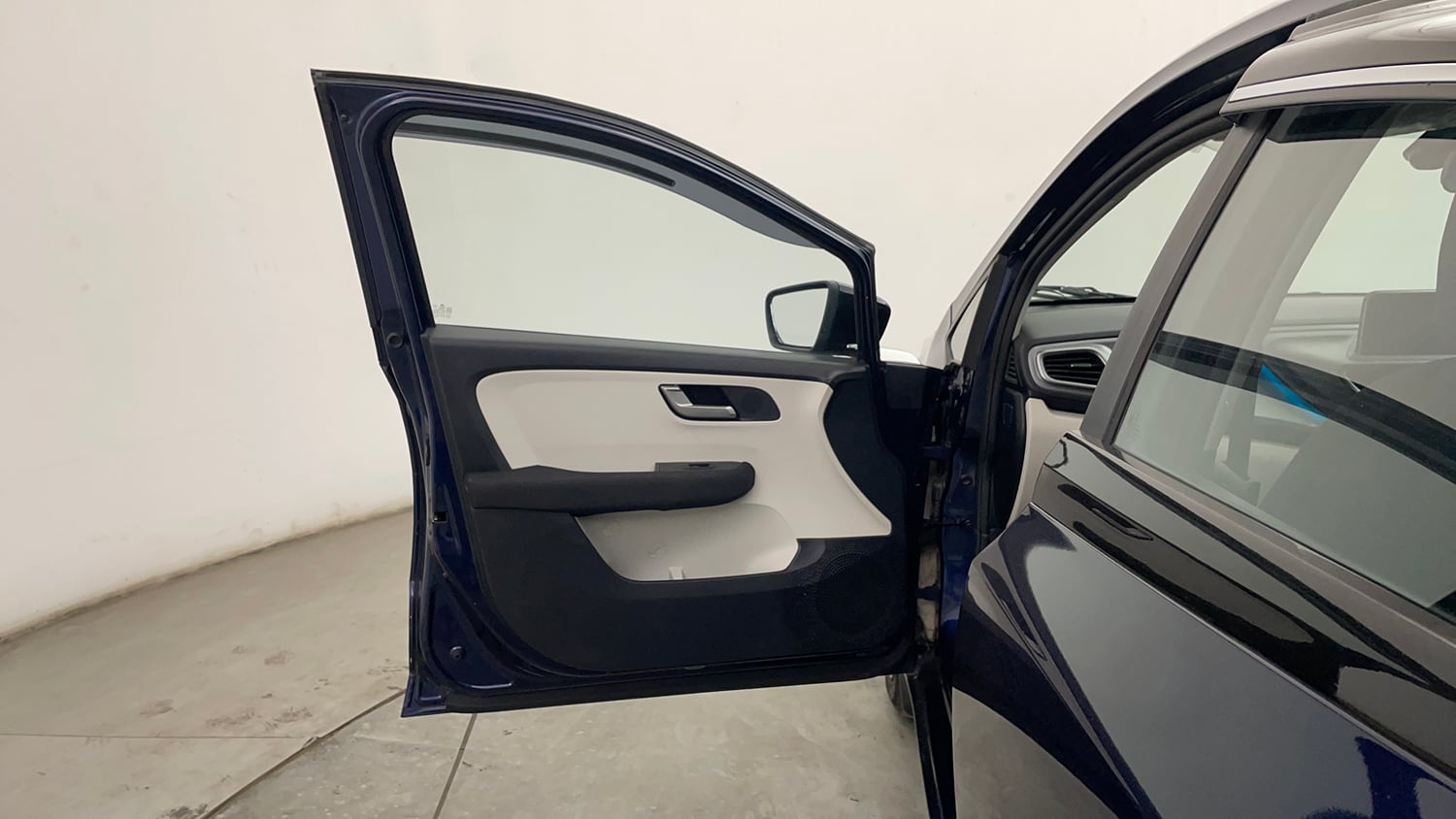 Used 2025 Tata Altroz XZ Petrol Petrol Manual interior LEFT FRONT DOOR OPEN VIEW