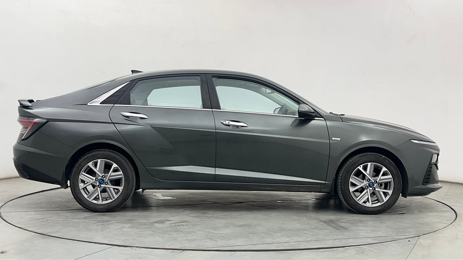 Used 2024 Hyundai Verna SX (O) 1.5 Petrol IVT Petrol Automatic exterior RIGHT SIDE VIEW