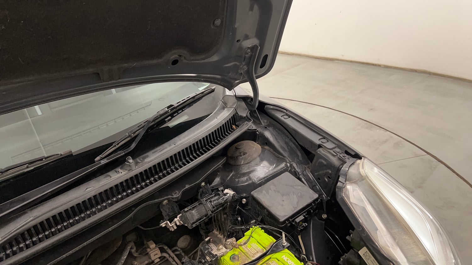 Used 2016 Maruti Suzuki Baleno Delta 1.2 Petrol Manual engine ENGINE LEFT SIDE HINGE & APRON VIEW