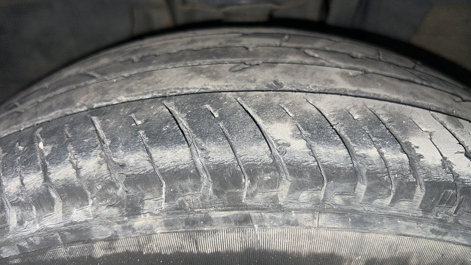 Used 2023 Renault Kiger RXZ Turbo CVT Petrol Automatic tyres LEFT FRONT TYRE TREAD VIEW